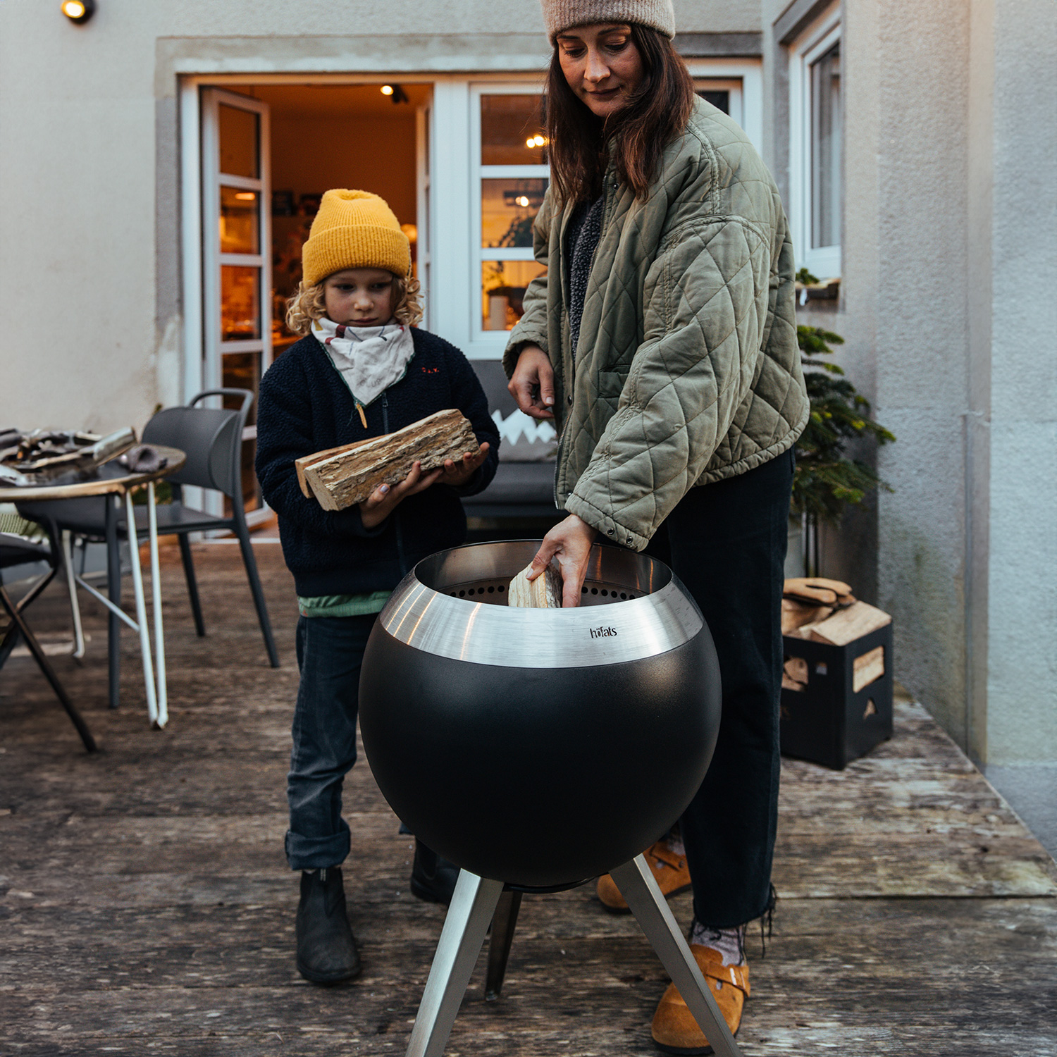 höfats MOON 45 Feuerschale mit hohem Fuß