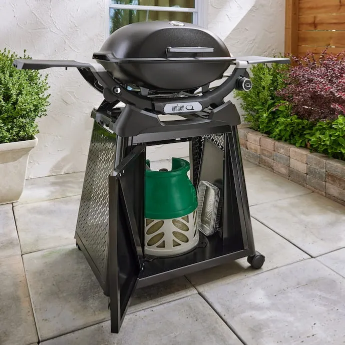 gasflasche-im-unterbau-eines-weber-gasgrills