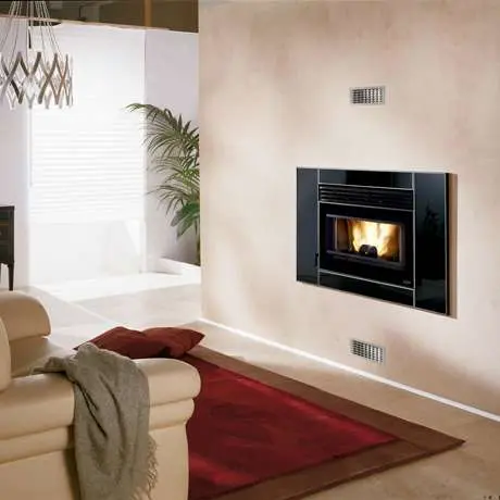 Moderner wandmontierter Kamin mit brennendem Feuer in einem stilvollen Wohnzimmer.