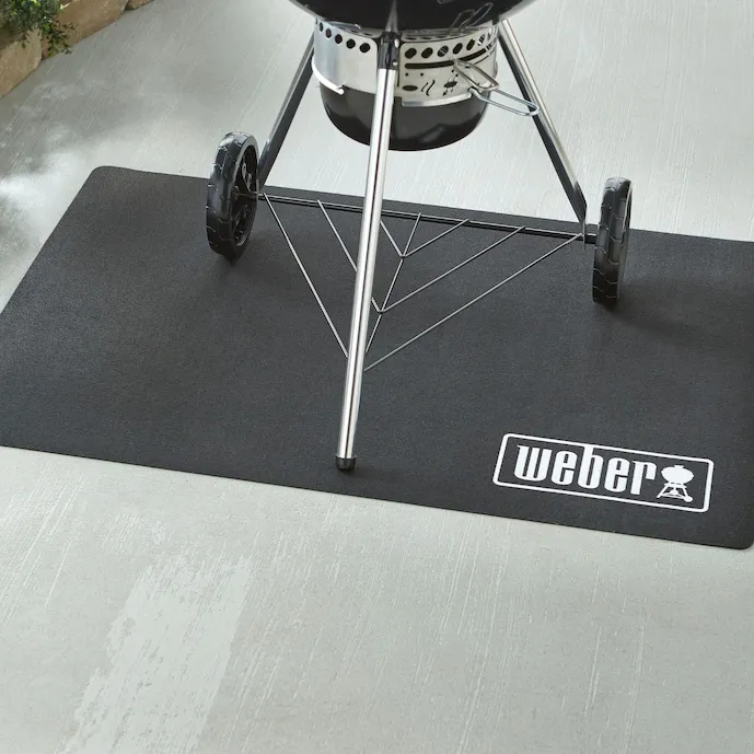 schwarze-matte-unter-einem-grill