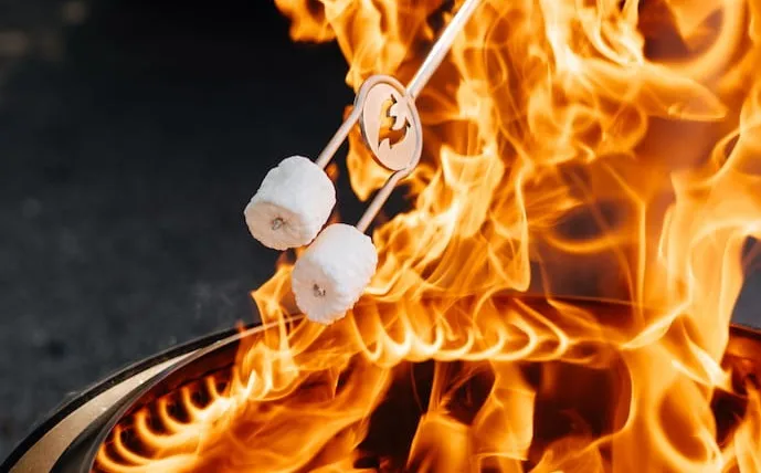 solo-stove-mit-feuer-und-marshmallows-am-spieß