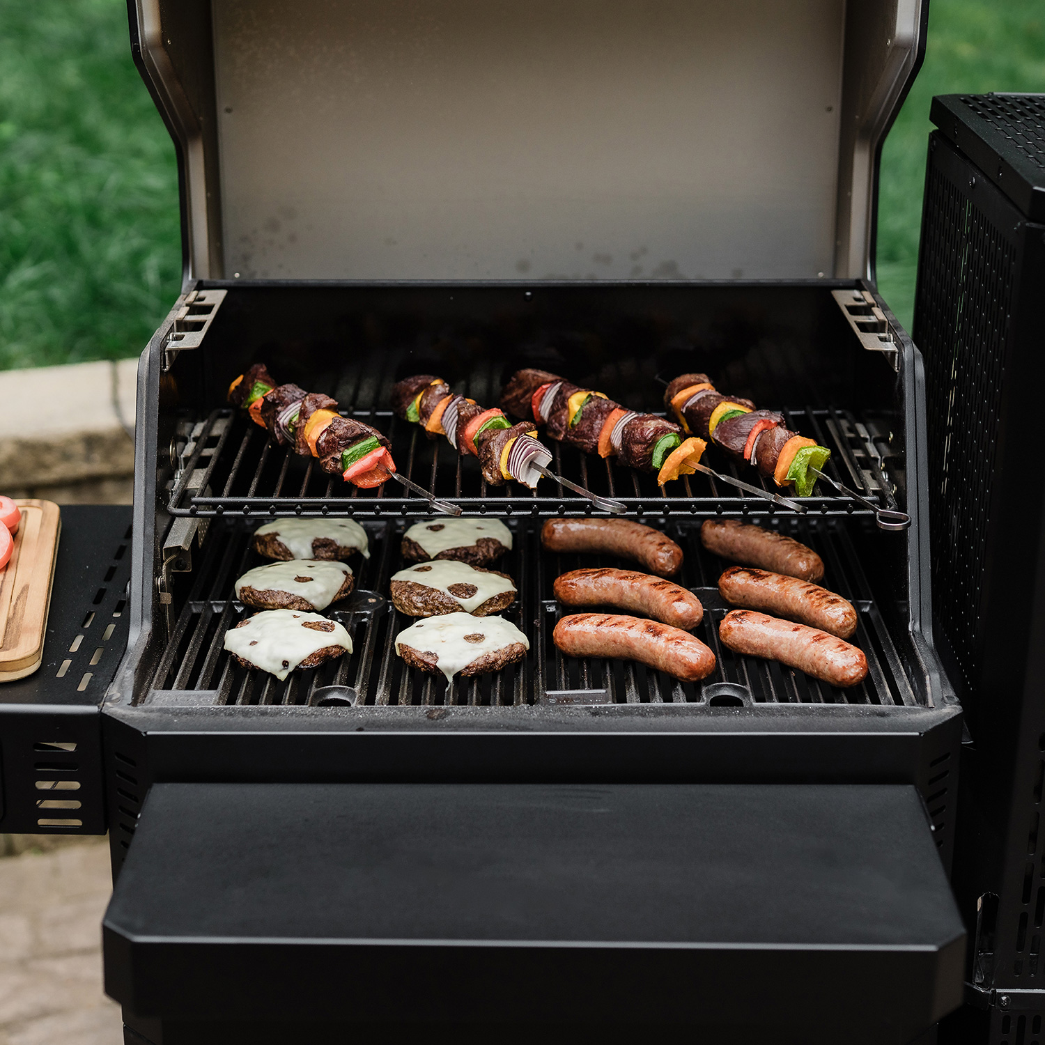 Masterbuilt Gravity Series 600 Digitaler Holzkohlegrill & Smoker