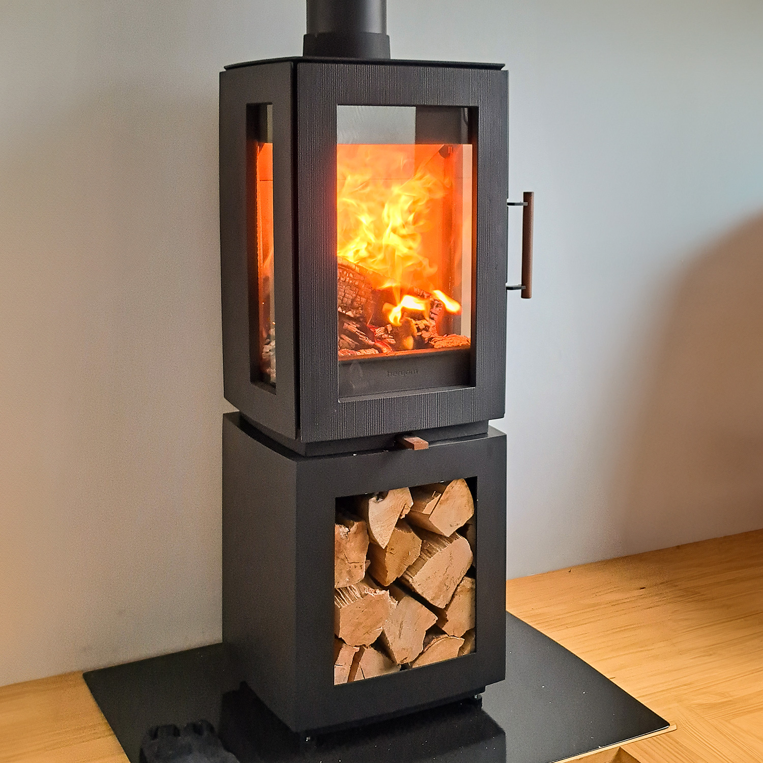 Hergom Glow Kaminofen Gusseisen Schwarz mit Holzlagerfach