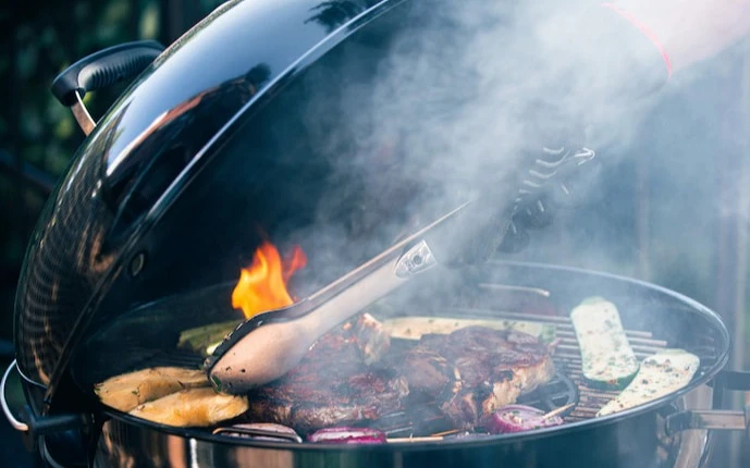 weber-kugelgrill-in-aktion-mit-voll-belegtem-grillrost