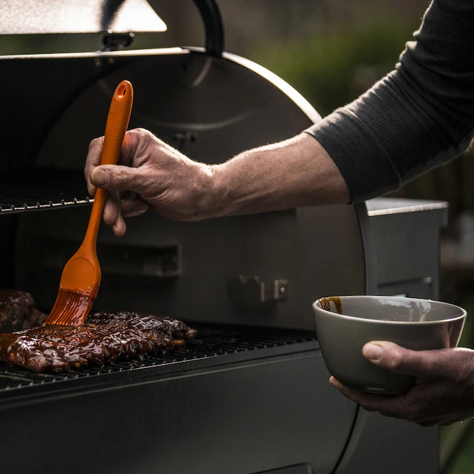 fleisch-wird-mit-einer-sauce-mit-einem-siliconpinsel-eingestrichen