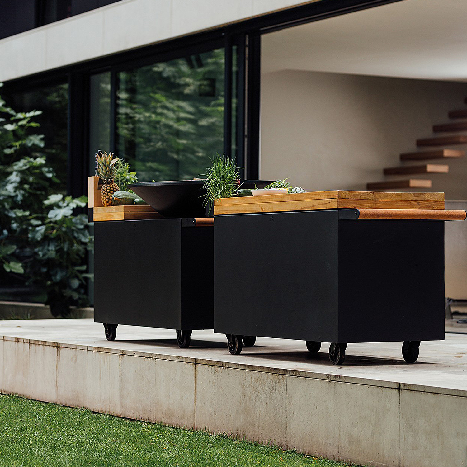OFYR Sockel Black 135 PRO mit Arbeitsplatte Teakholz OFYR Sockel Black 135 PRO mit Arbeitsplatte Teakholz