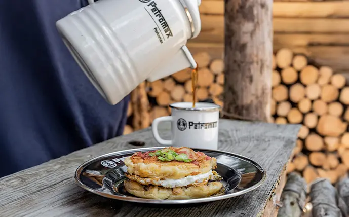 kanne,-tasse-und-teller-emailliert-in-weiß-und-schwarz