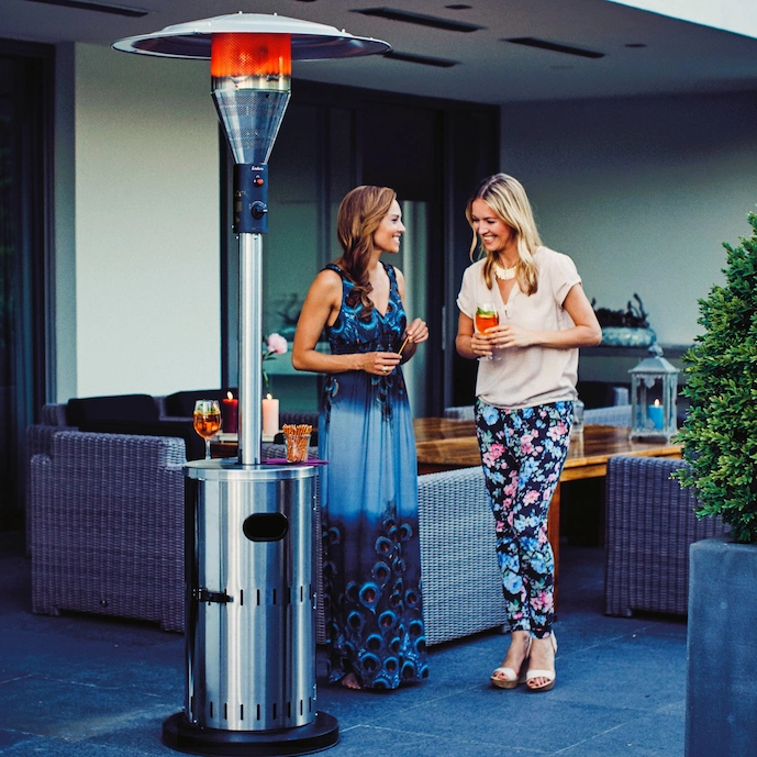 enders-terrassenheizer-solid-aus-edelstahl-auf-einer-terrasse-am-abend