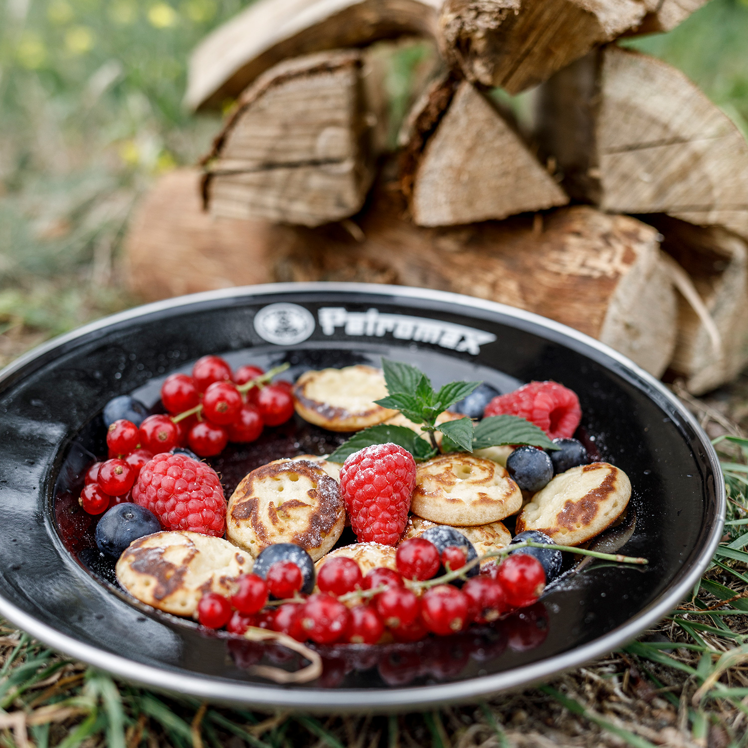 Petromax Emaille-Teller Schwarz 2er-Set Ø 22 cm Petromax Emaille-Teller Schwarz 2er-Set Ø 22 cm