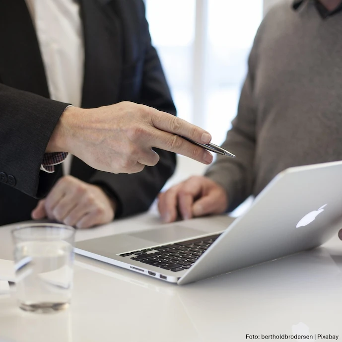 beratung-eines-kunden-am-laptop