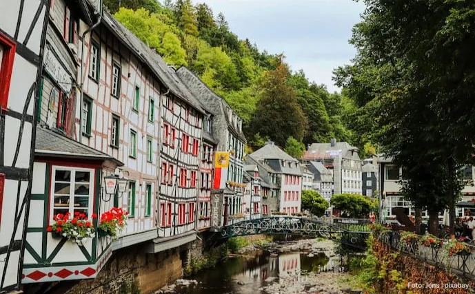 eine-stadt-in-der-eifel-aus-lauter-fachwerkhäusern-an-einem-fluss