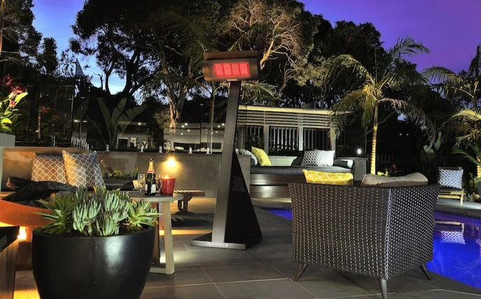 heizstrahler-mit-standfuß-auf-einer-hotelterrasse-am-abend