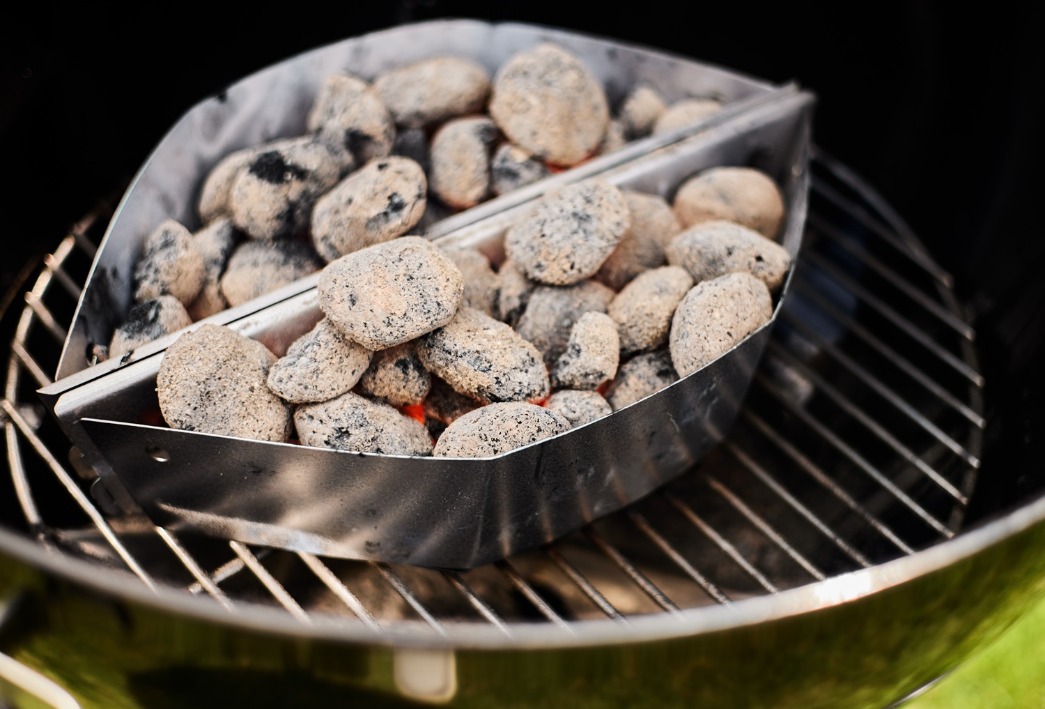 weber-kokosbriketts-durchgeglüht-in-kohleschalen
