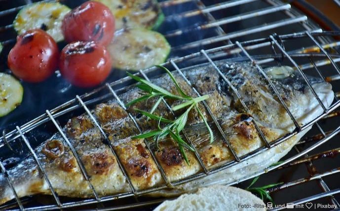dorade-im-fischhalter-auf-dem-grill