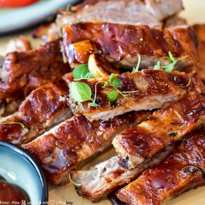 ribs-auf-einem-brettchen