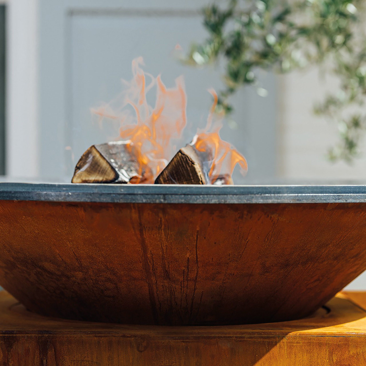 OFYR Island Corten 100 Grill & Feuerstelle mit Arbeitsplatte Keramik