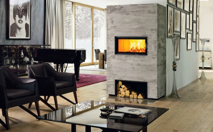 kamin-in-einem-großen-zimmer