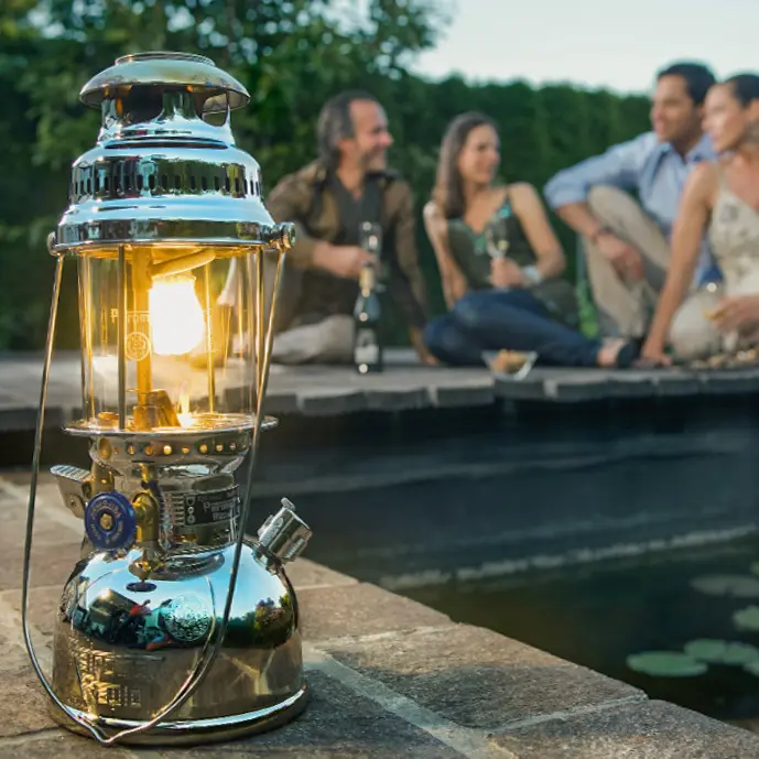 leuchtende-petroleum-lampe-auf-einem-steg-und-menschen-im-hintergrund