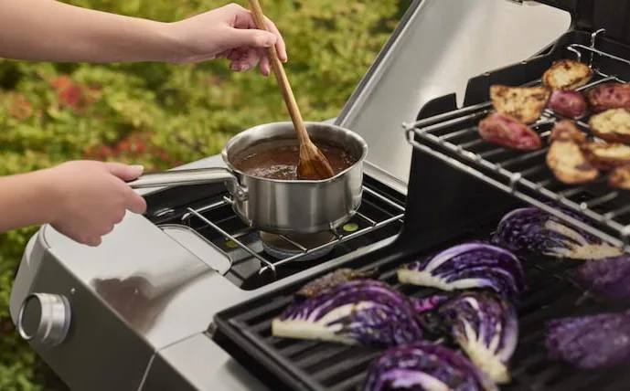 speisen-auf-einem-weber-gasgrill