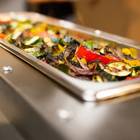 Gegrilltes Gemüse in einer Edelstahl-Grillschale