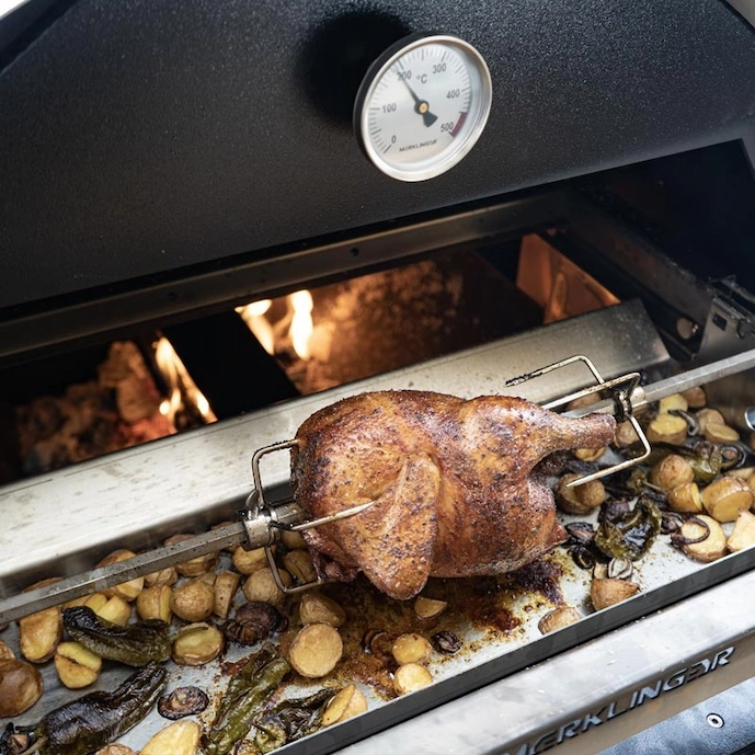 der-merklinger-rotisserie-set-in-aktion-mit-grillhähnchen