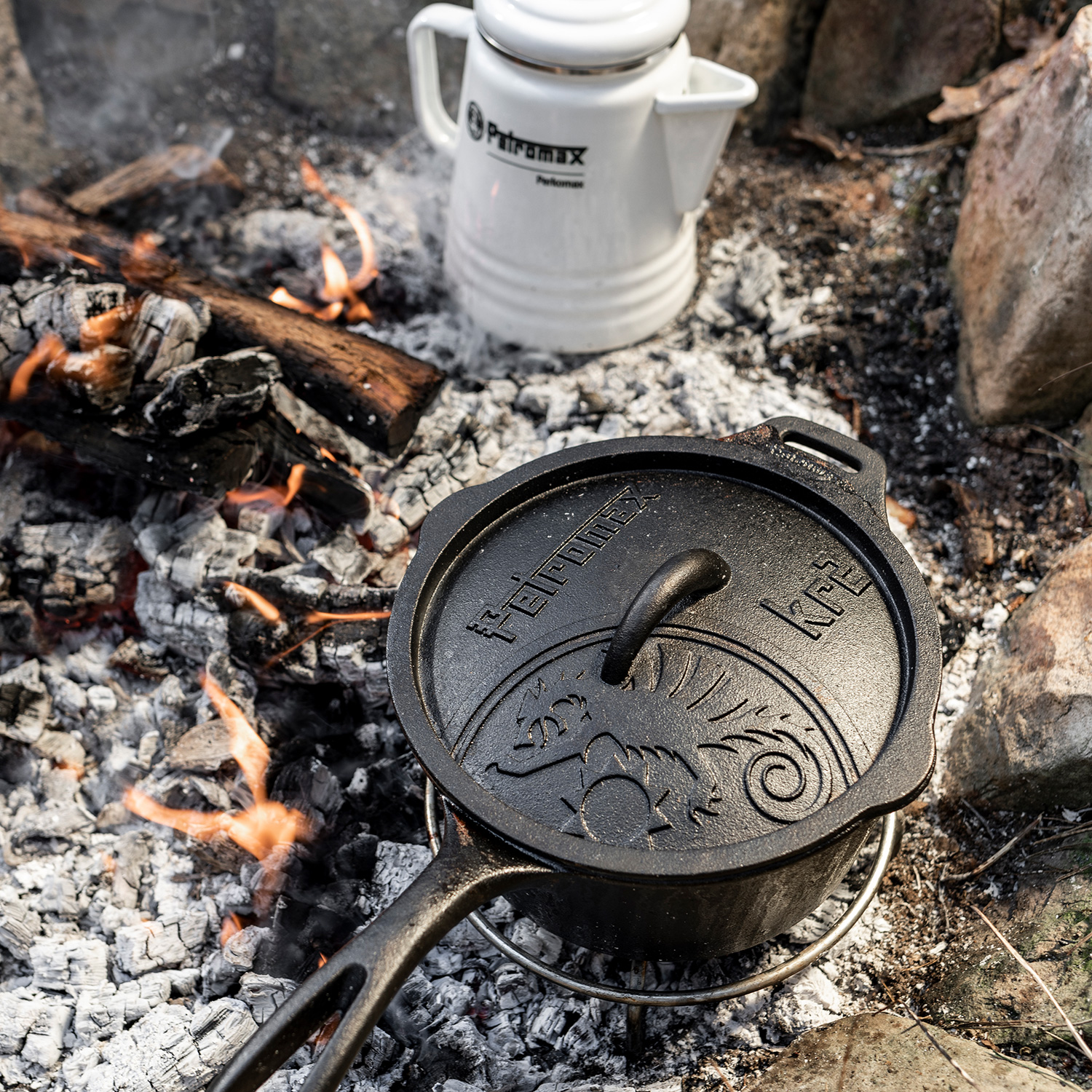 Petromax kr2 Gusseiserne Kasserolle mit Deckel 2 Liter Petromax kr2 Gusseiserne Kasserolle mit Deckel 2 Liter