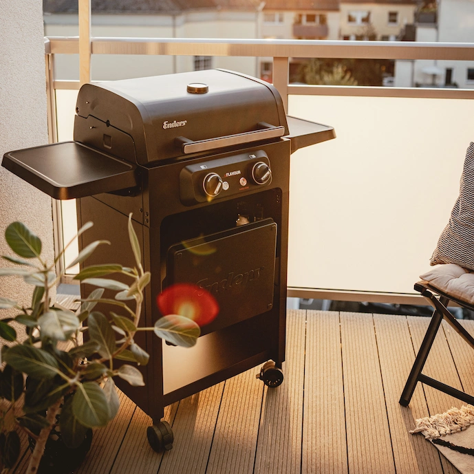 enders-elektrogrillstation-eflavour-2-turbo-auf-einem-kleinen-balkon-in-der-stadt
