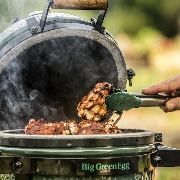 big-green-egg-mit-saftigen-steaks-auf-dem-rost