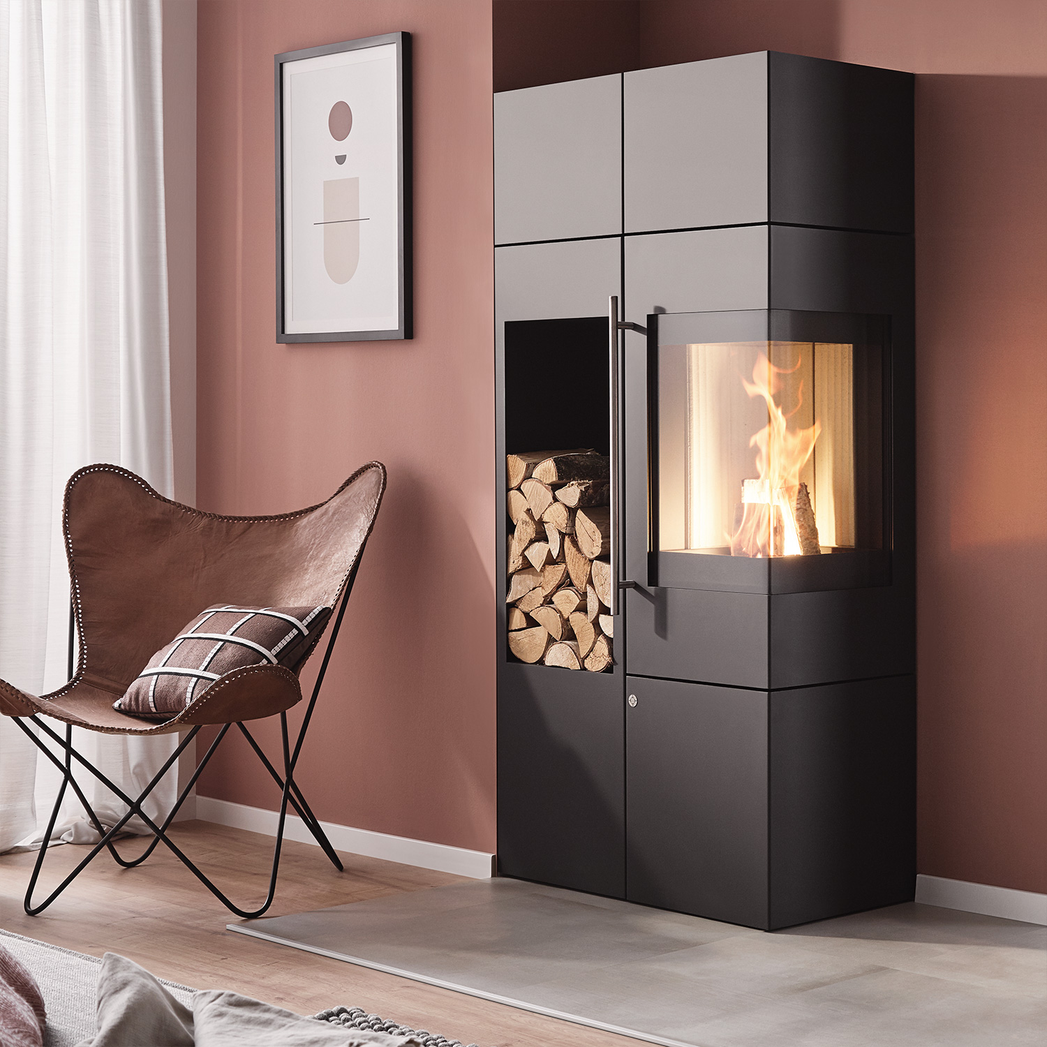 Olsberg Ipala Smart Compact Kaminofen Stahl schwarz, Türanschlag rechts, Stahltür mit Speicheraufsatz und Holzregal links