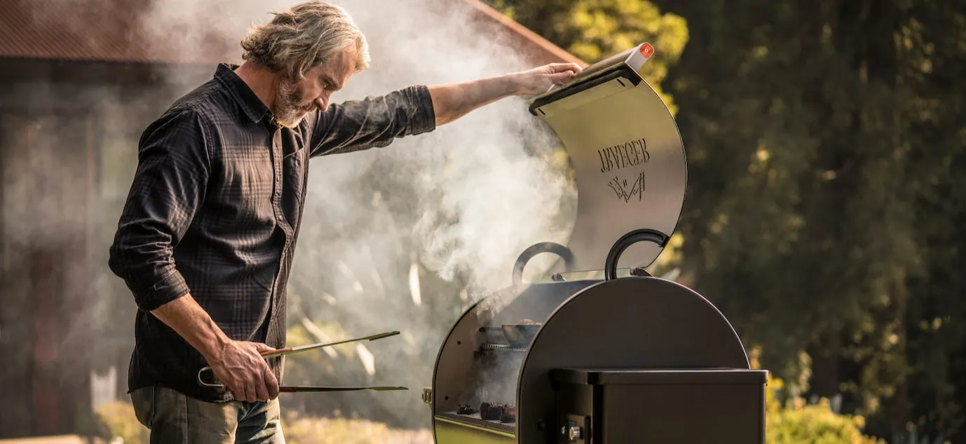G-Bild_1B_Ironwood_885_Mann-am-Grill