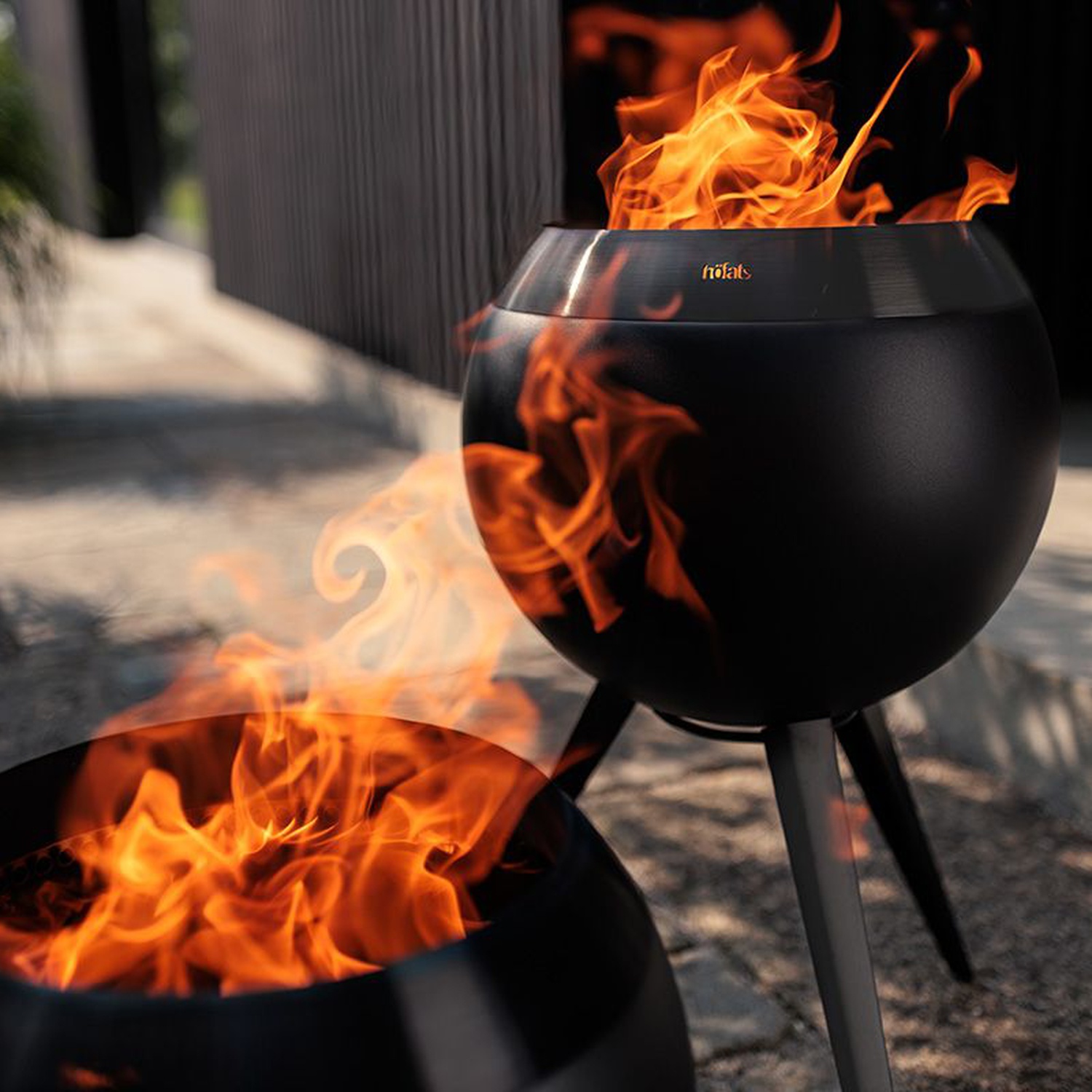 höfats MOON 45 all black Feuerkorb mit hohem Fuß höfats MOON 45 all black Feuerkorb mit hohem Fuß