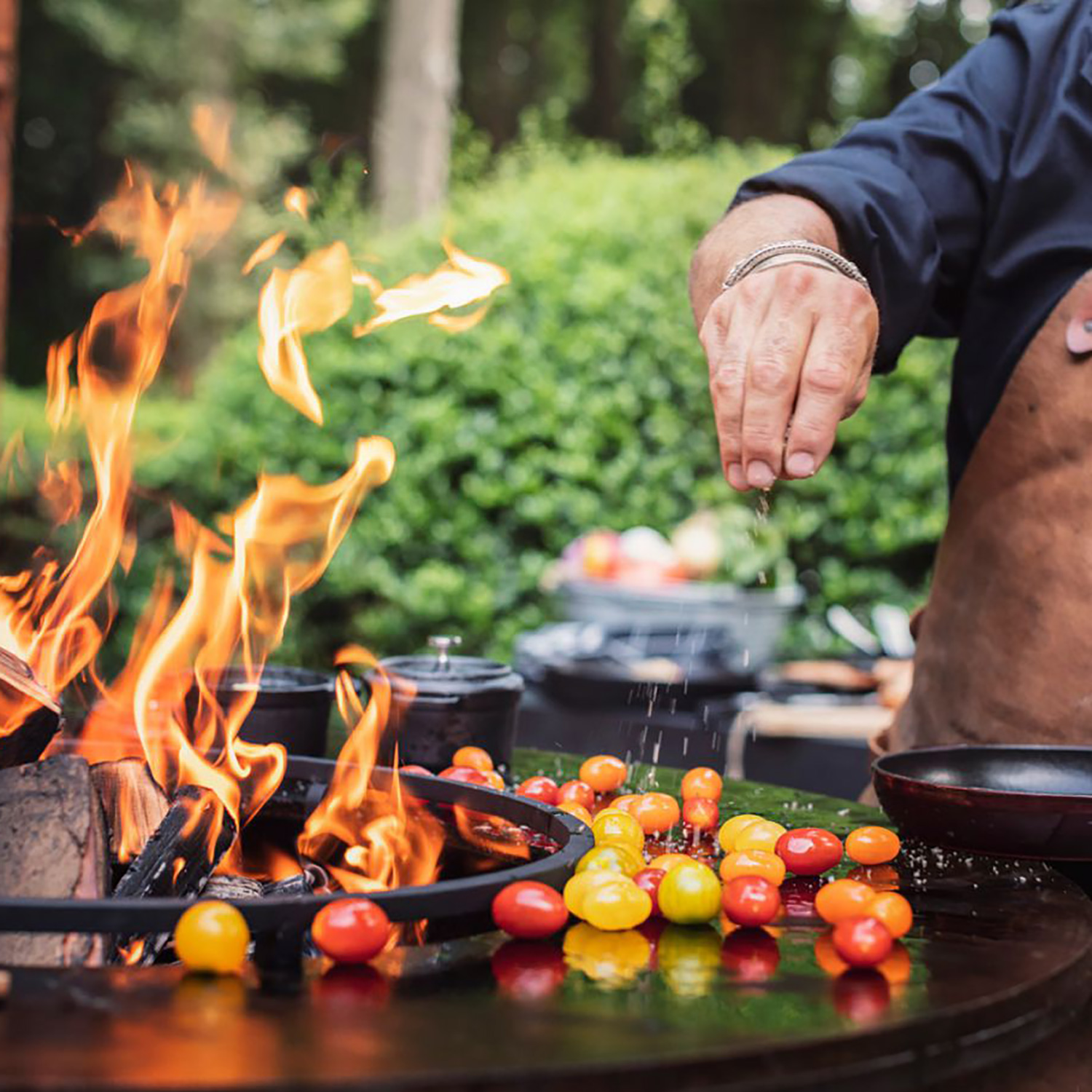 OFYR Island Black 100 Grill & Feuerstelle mit Arbeitsplatte Teakholz