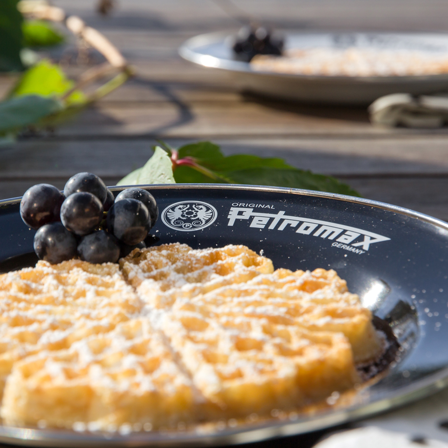 Petromax Emaille-Teller Schwarz 2er-Set Ø 22 cm Petromax Emaille-Teller Schwarz 2er-Set Ø 22 cm