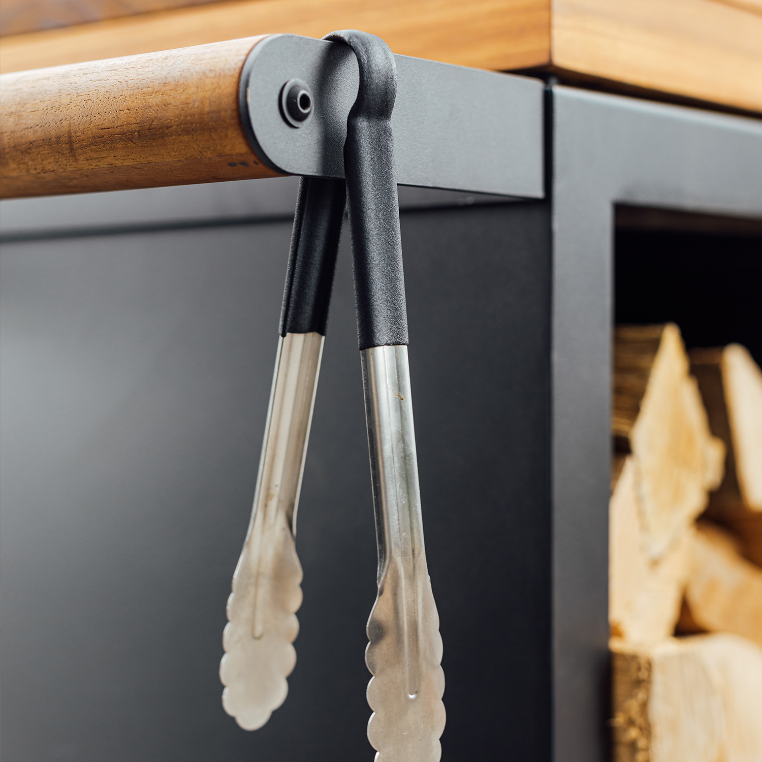 OFYR Sockel Black 65 PRO mit Arbeitsplatte Teakholz OFYR Sockel Black 65 PRO mit Arbeitsplatte Teakholz