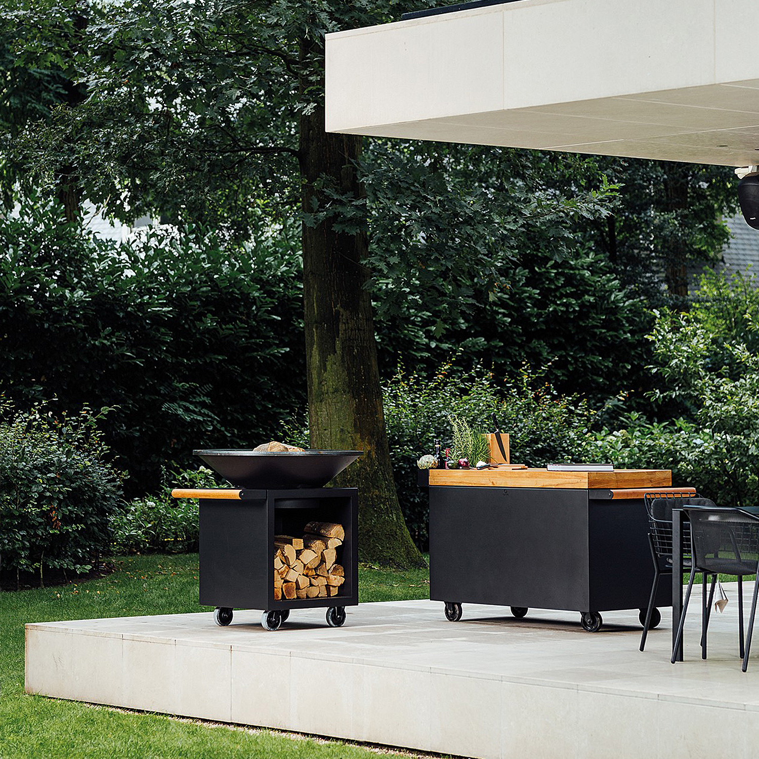 OFYR Sockel Black 135 PRO mit Arbeitsplatte Teakholz OFYR Sockel Black 135 PRO mit Arbeitsplatte Teakholz