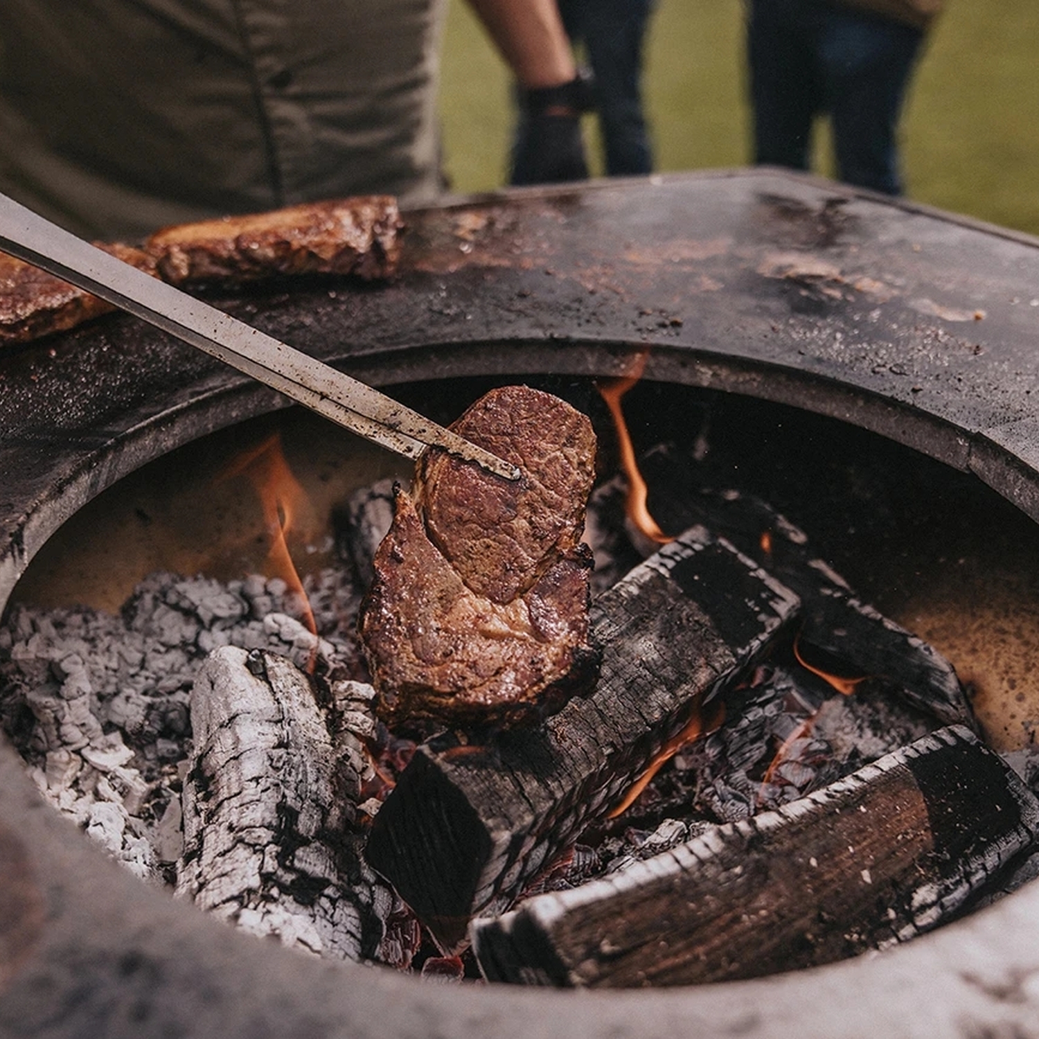 Moesta One Fireplace Corten mit Guss Grillplatte