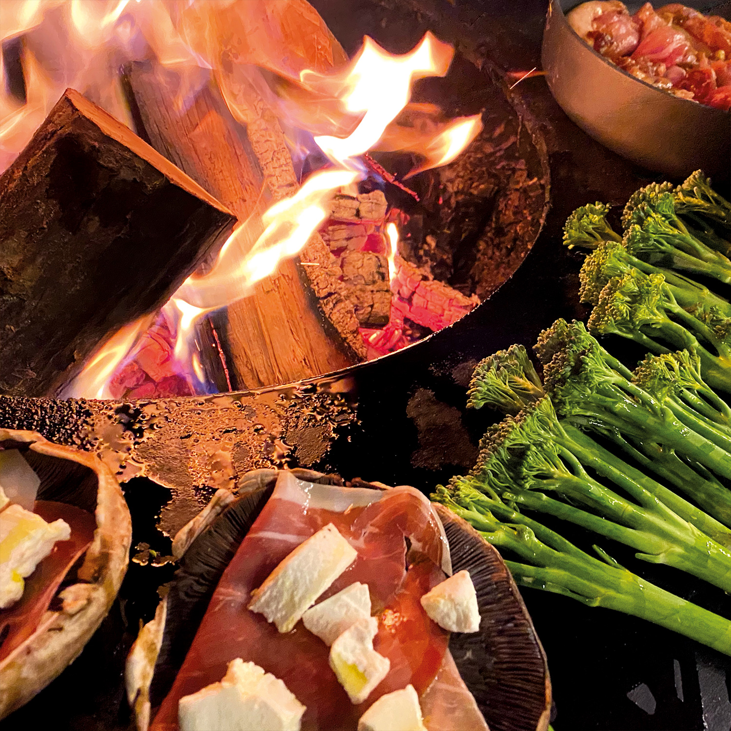 OFYR Island Black 100 Grill & Feuerstelle mit Arbeitsplatte Teakholz OFYR Island Black 100 Grill & Feuerstelle mit Arbeitsplatte Teakholz