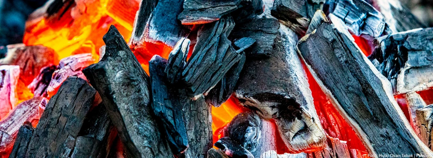 Headerbild_1A_Holzkohle_gluehend