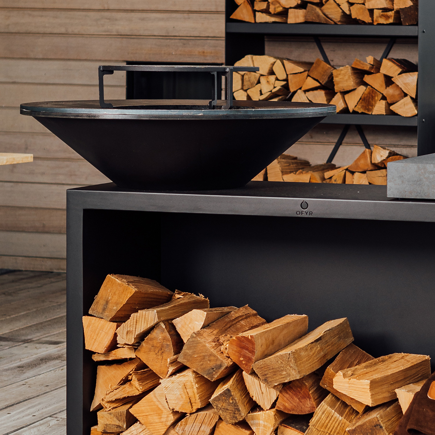 OFYR Island Black 100 Grill & Feuerstelle mit Arbeitsplatte Keramik