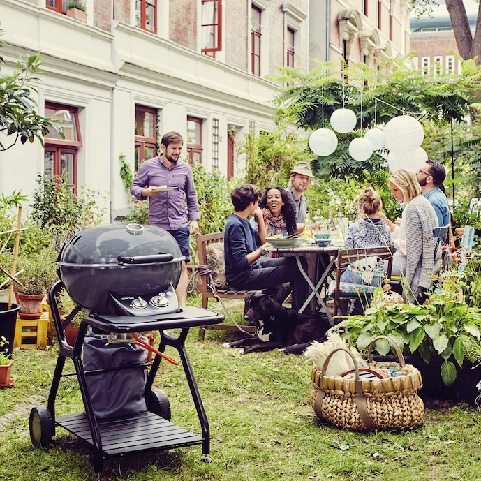 gaskugelgrill-in-dunkelgrau-in-einem-stadtgarten