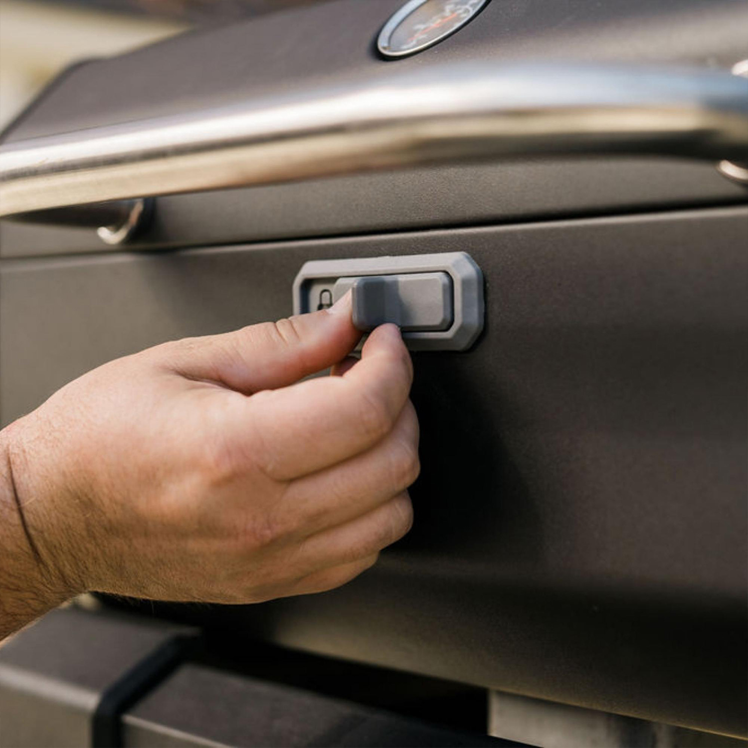 Masterbuilt Tragbarer Holzkohlegrill und Smoker mit Wagen Masterbuilt Tragbarer Holzkohlegrill und Smoker mit Wagen