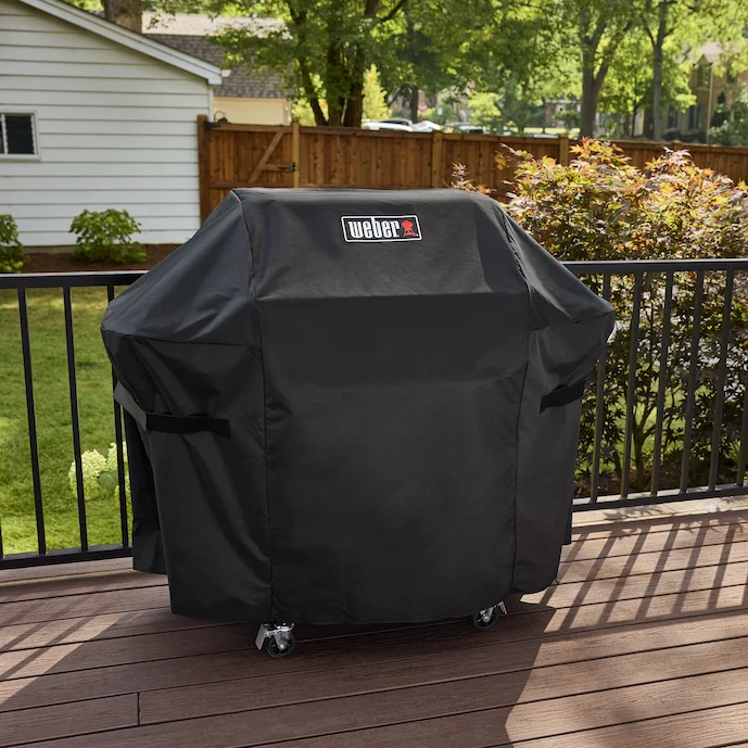weber-spirit-gasgrill-mit-abdeckhaube-auf-einer-terrasse-in-einem-garten