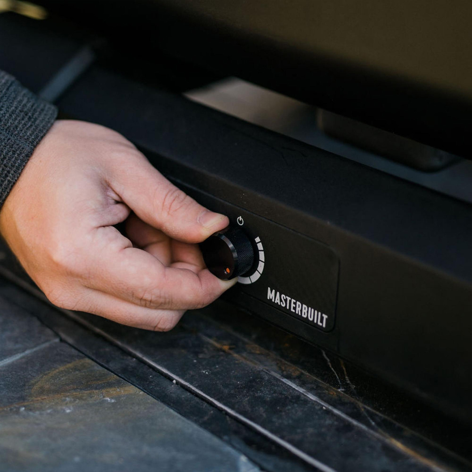 Masterbuilt Tragbarer Holzkohlegrill und Smoker mit Wagen Masterbuilt Tragbarer Holzkohlegrill und Smoker mit Wagen