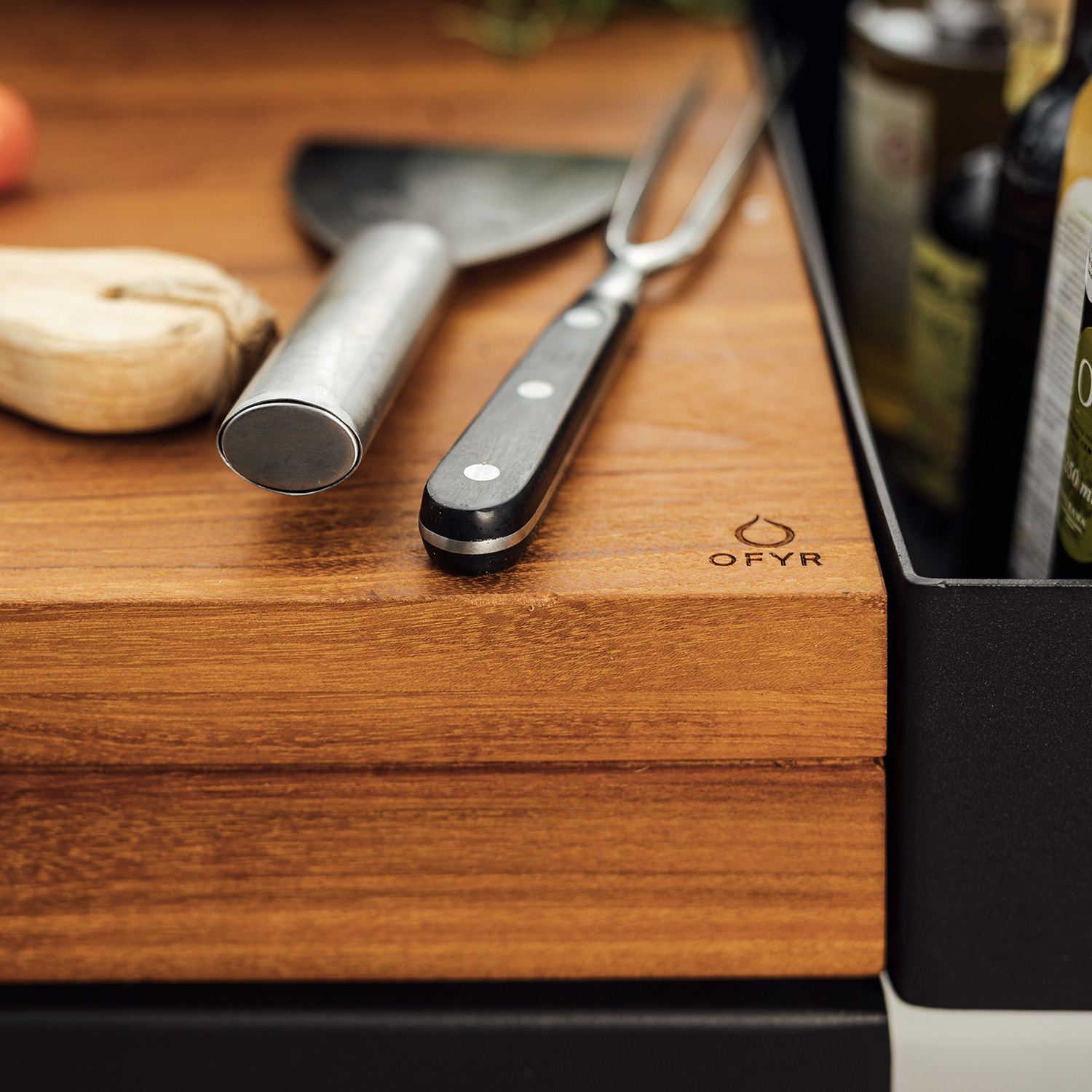 OFYR Island Black 100 Grill & Feuerstelle mit Arbeitsplatte Teakholz