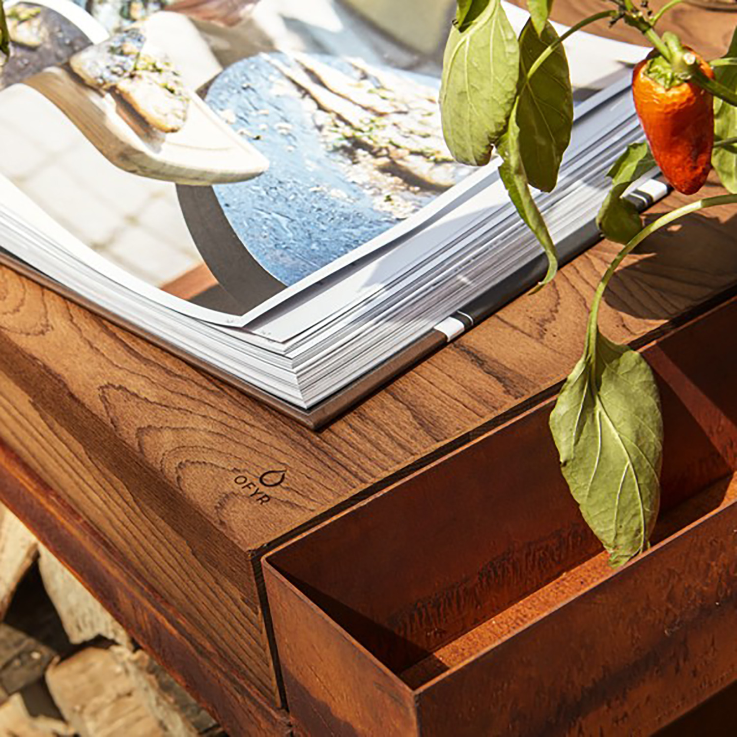 OFYR Island Corten 100 Grill & Feuerstelle mit Arbeitsplatte Teakholz