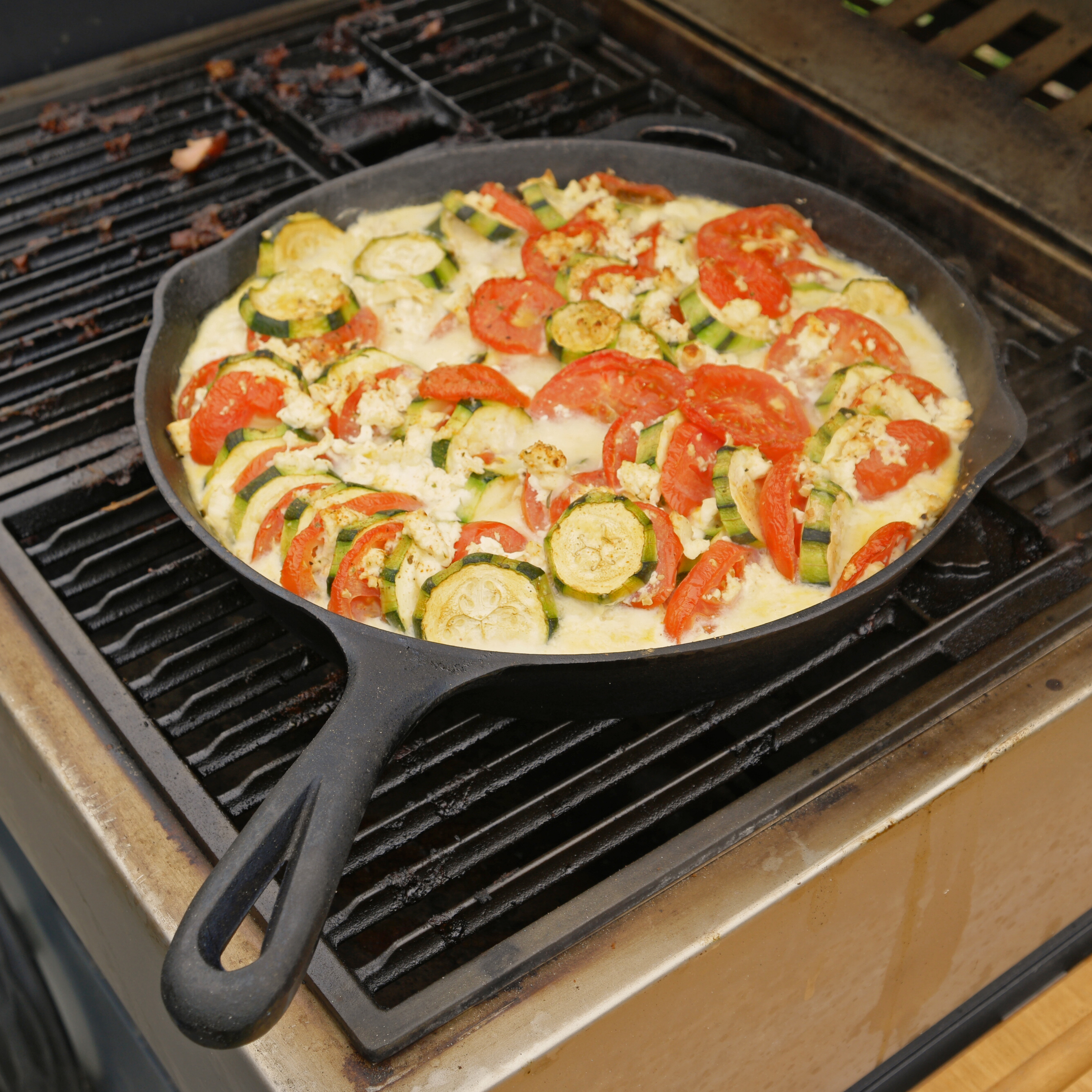 Camp Chef Classic Dutch Oven SDO-12 + Cast Iron Pfanne 30 cm + Deckel Camp Chef Classic Dutch Oven SDO-12 + Cast Iron Pfanne 30 cm + Deckel