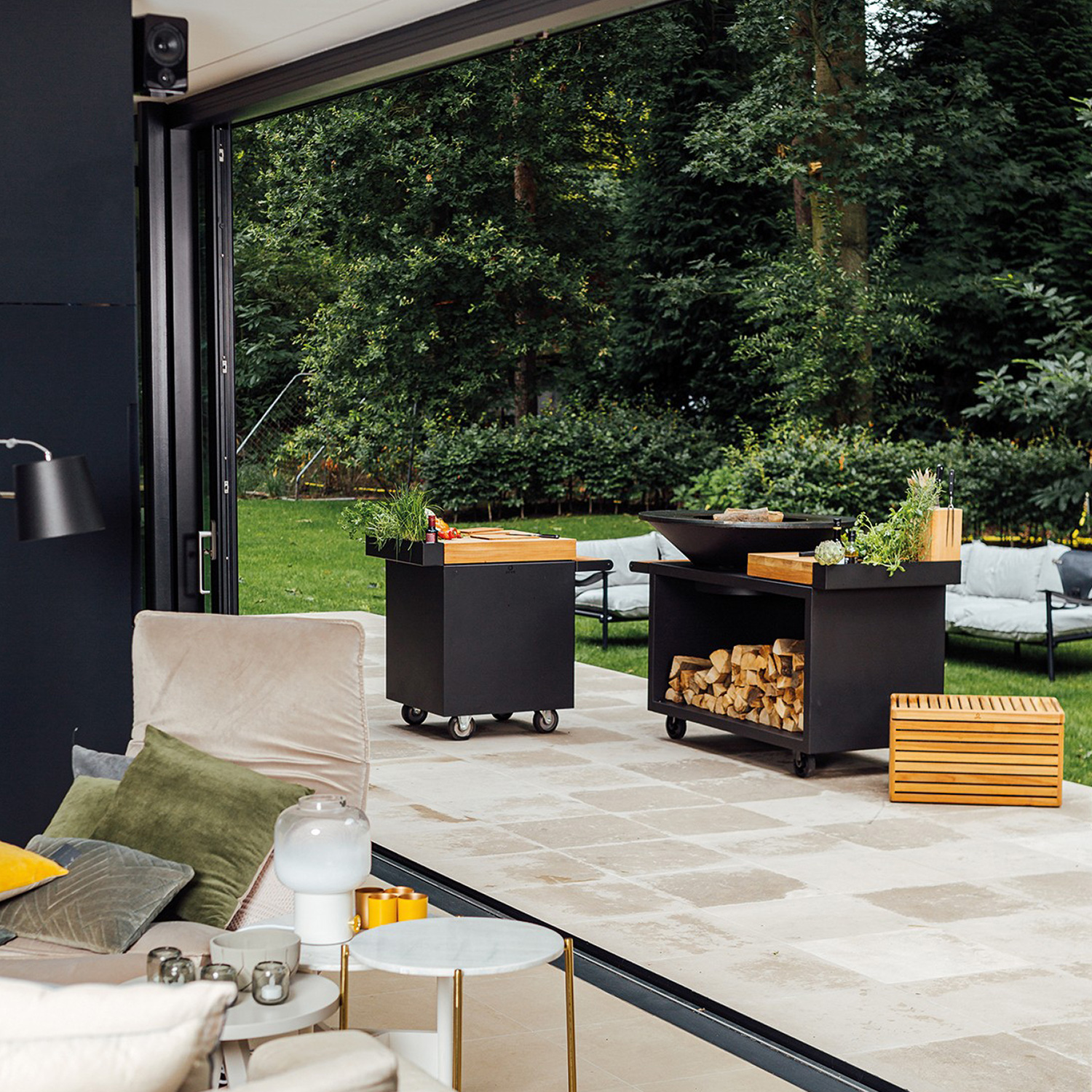 OFYR Sockel Black 65 PRO mit Arbeitsplatte Teakholz OFYR Sockel Black 65 PRO mit Arbeitsplatte Teakholz