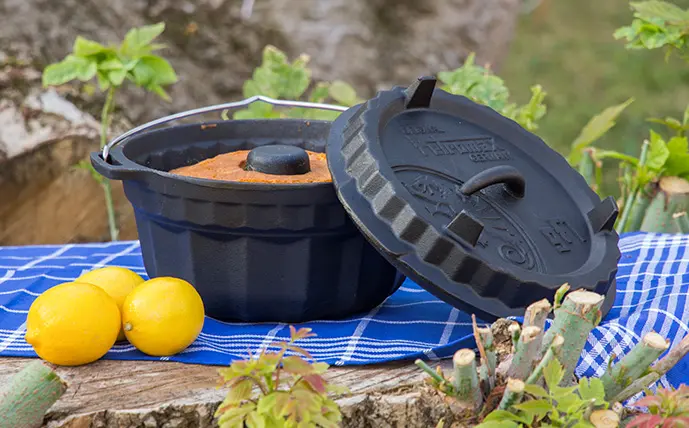 runde-gugelhupfform-aus-gusseisen-gefüllt-mit-kuchenteig