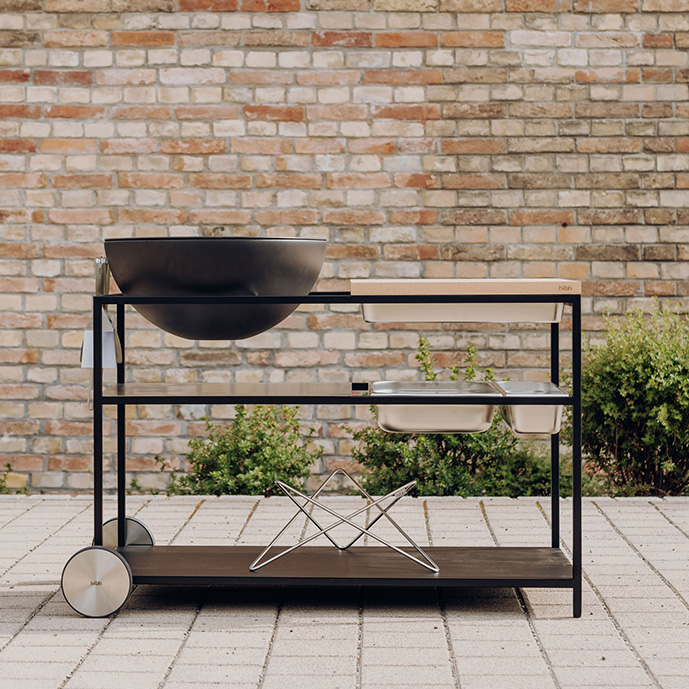 schlichte-mobile-outdoorküche-mit-ablage-und-einsatzmöglichkeit-für-die-feuerschale-bowl