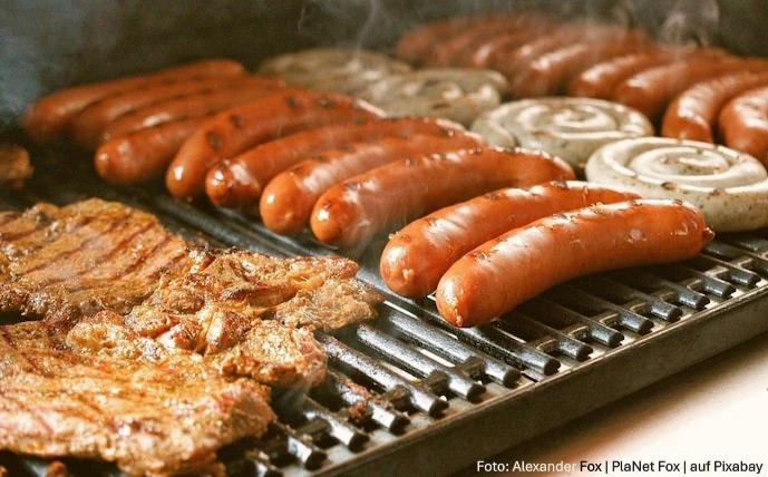 ein-grillrost-voll-mit-würsten-und-fleisch
